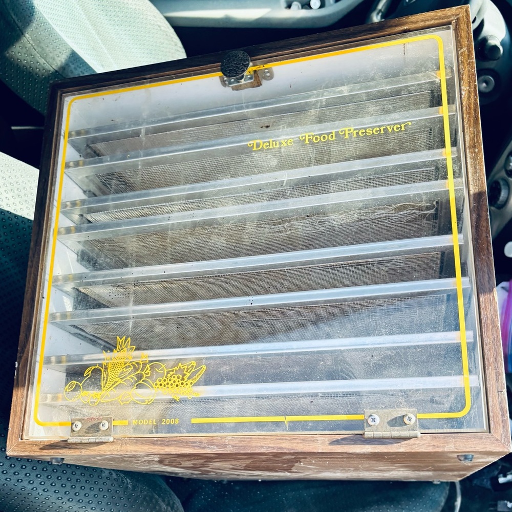 Deluxe Food Preserver with Brown and Yellow Accents
